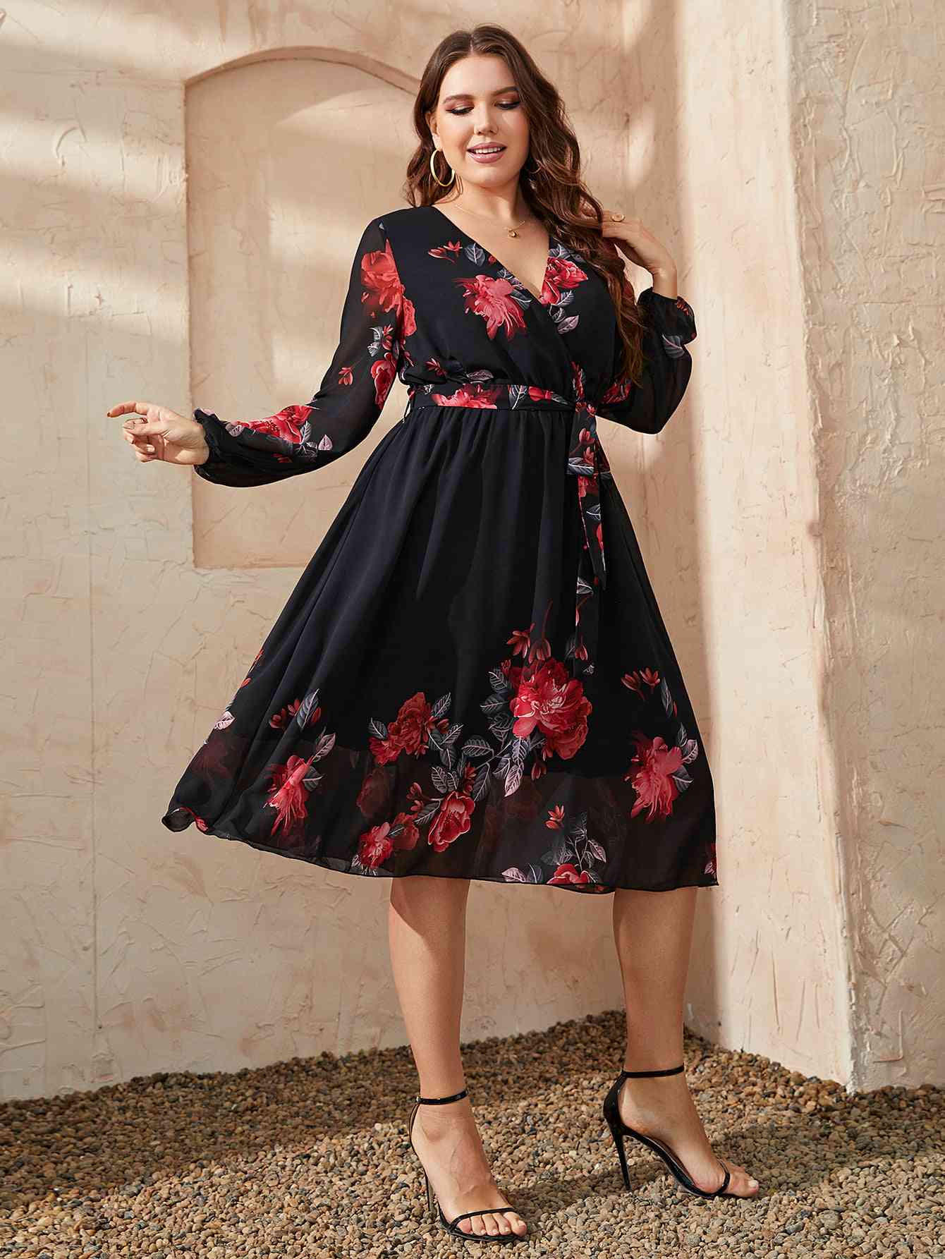 Plus-Size-Kleid mit floralem Chorhemd und Taillenschnürung