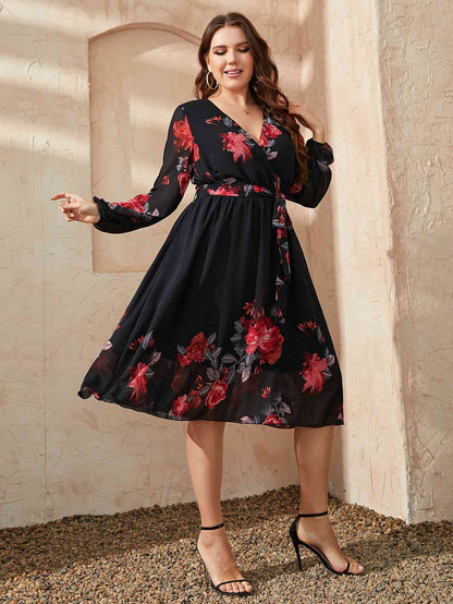 Vestido de cintura con lazo y cuello con sobrepelliz floral de talla grande