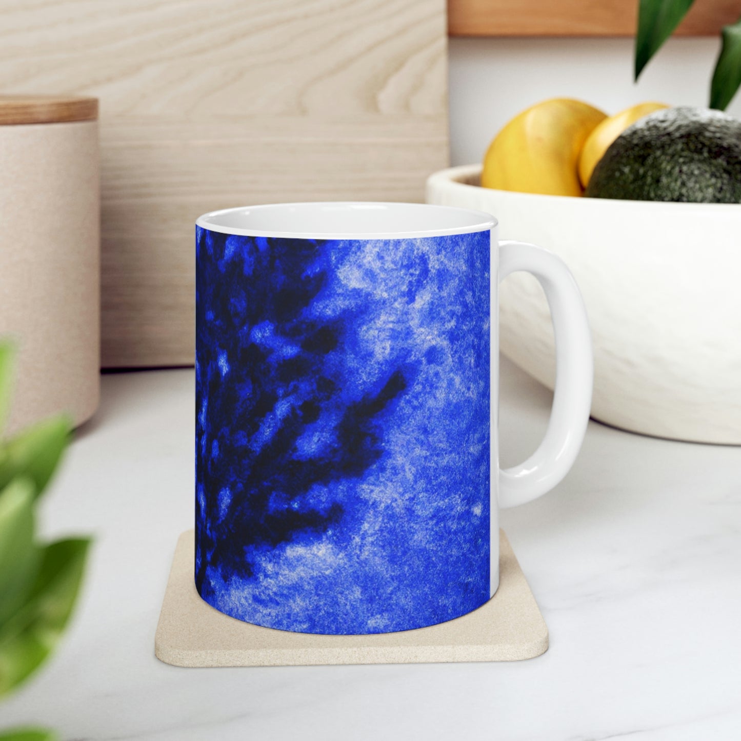 "Ein einsamer blauer Baum im Mondscheinfeld" - Der Alien-Keramikbecher 11 oz