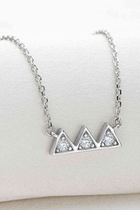 Platinierte Halskette mit Moissanit-Dreieck