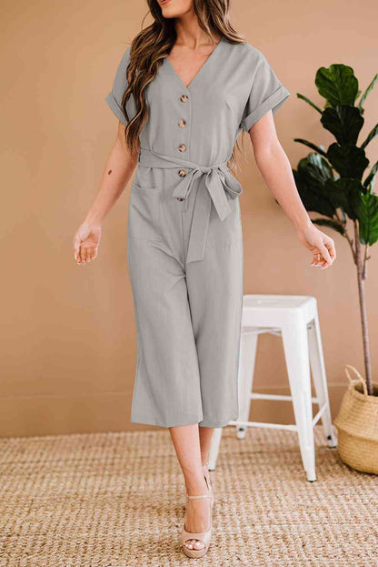 Kurzer Jumpsuit mit Knopfleiste vorne, Gürtel und Taschen