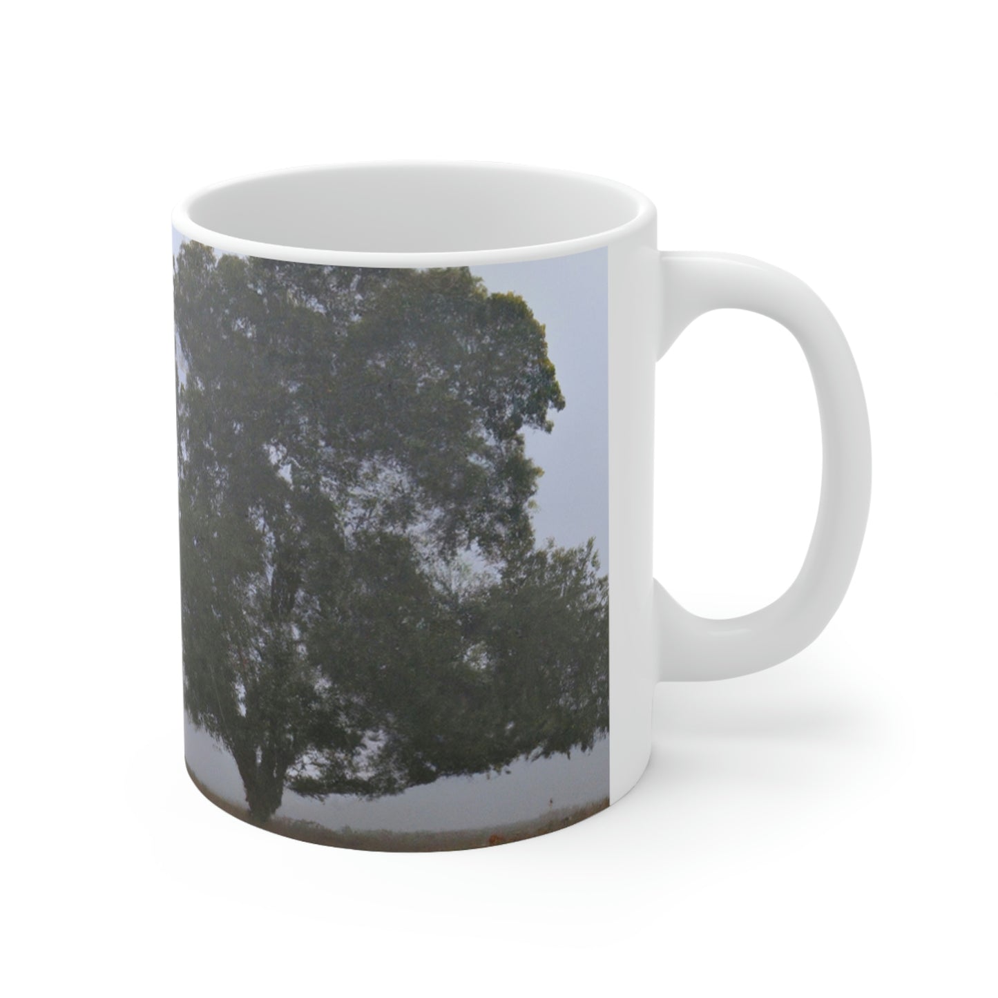 The Lonely Tree in the Foggy Meadow - The Alien Taza de cerámica 11 oz