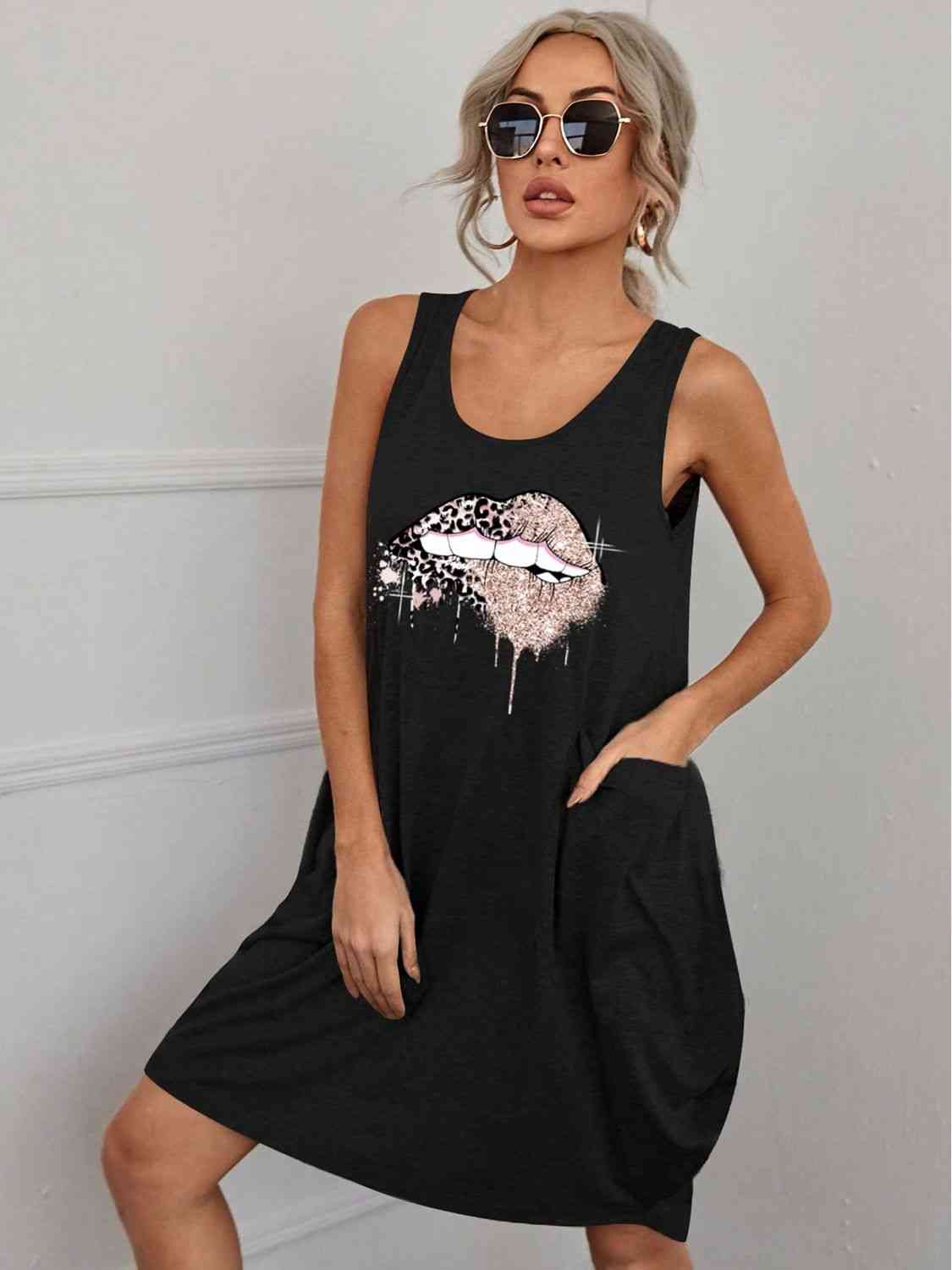 Vestido sin mangas con estampado de labios y bolsillos