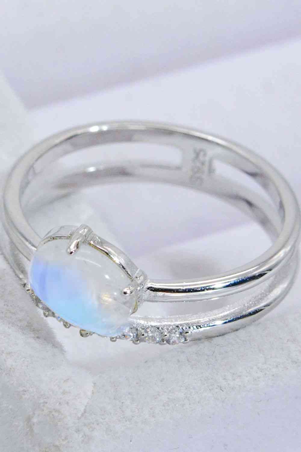 Anillo de doble capa con piedra lunar natural y circonitas