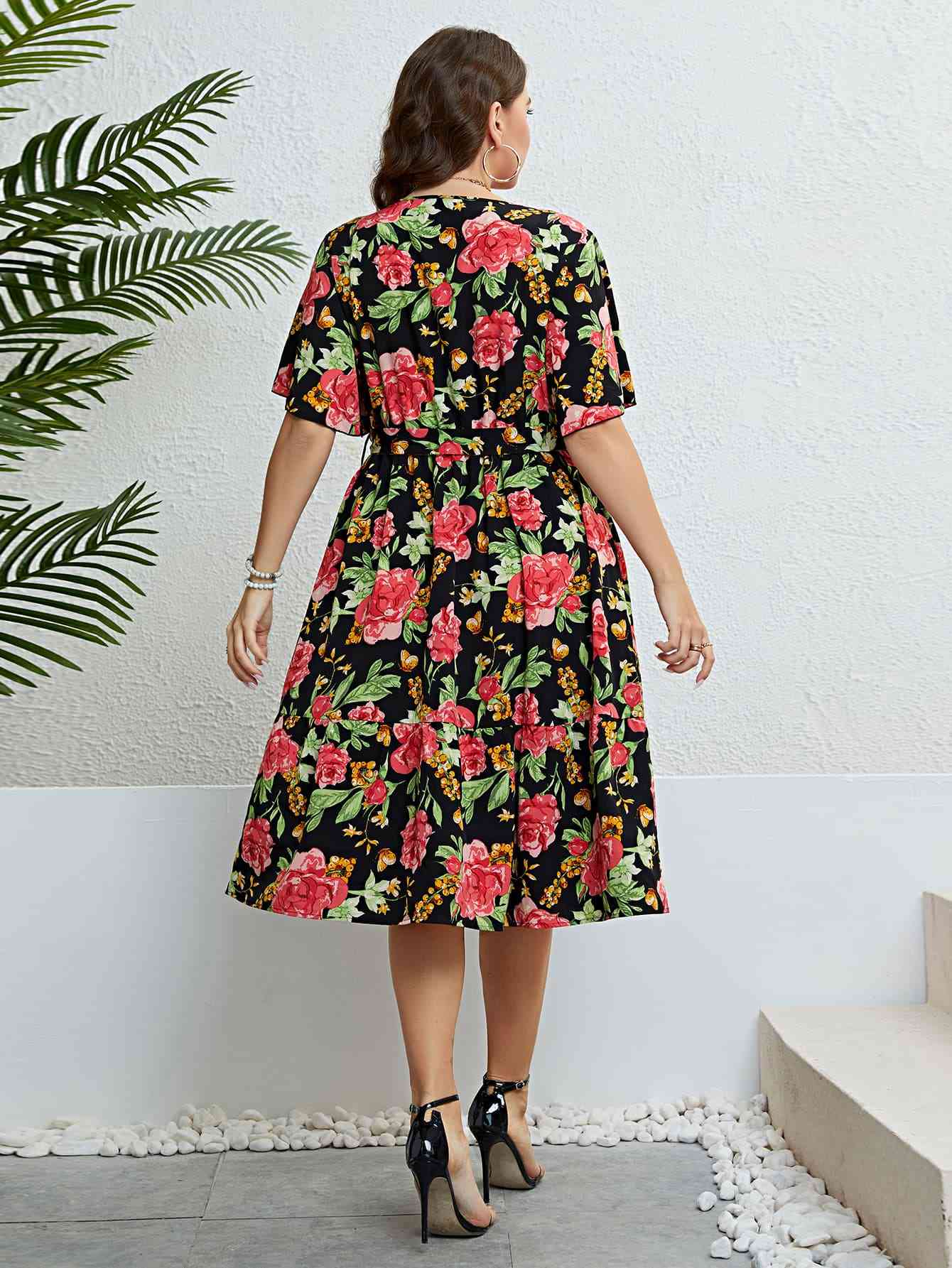 Plus Size-Kleid mit Blumenmuster und Bindegürtel