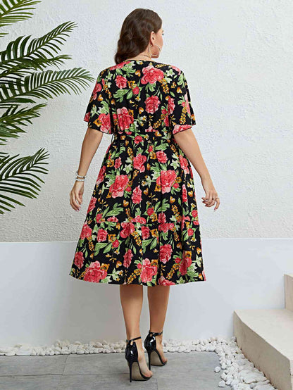 Vestido con sobrepelliz y cinturón con lazo floral de talla grande