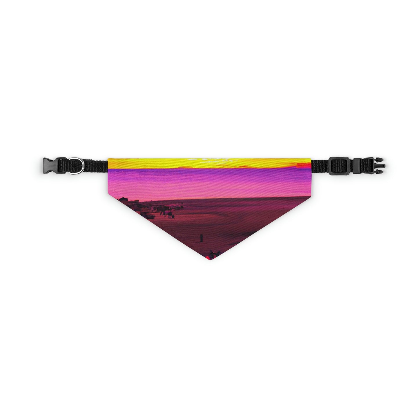 "Vergessener Trost: Die Pracht eines lebendigen Sonnenuntergangs an einem verlassenen Strand" - Das Alien Pet Bandana Halsband