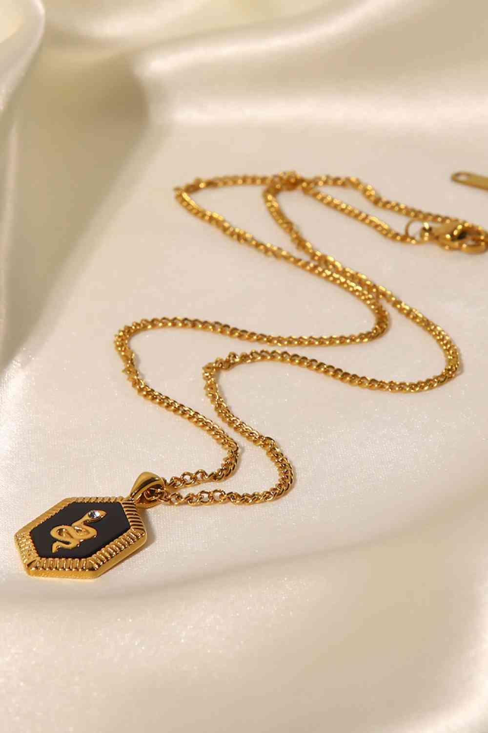Collar con colgante geométrico de serpiente chapado en oro de 18 quilates