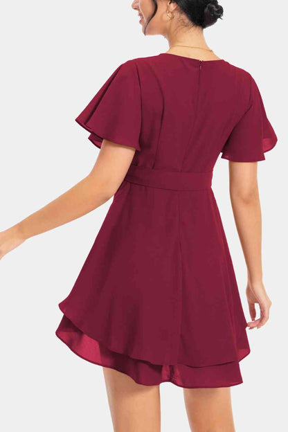 Kleid mit Surplice-Ausschnitt und Flatterärmeln