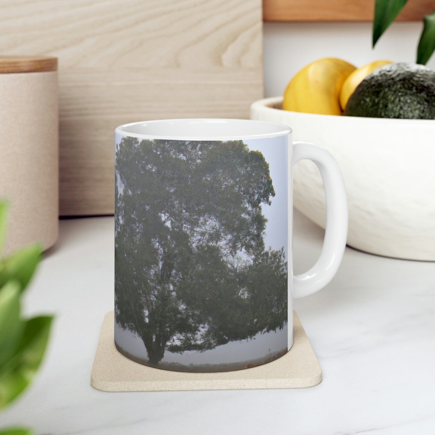 The Lonely Tree in the Foggy Meadow - The Alien Taza de cerámica 11 oz