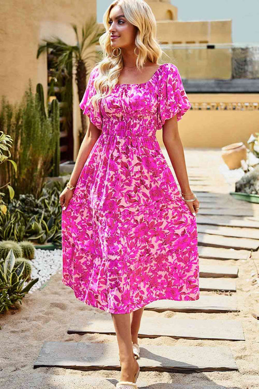 Vestido midi escalonado con cuello cuadrado y estampado floral