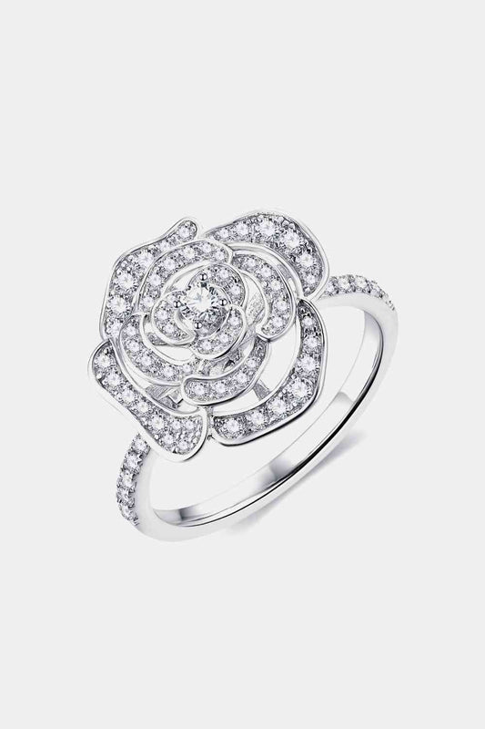 Anillo con forma de flor de moissanita