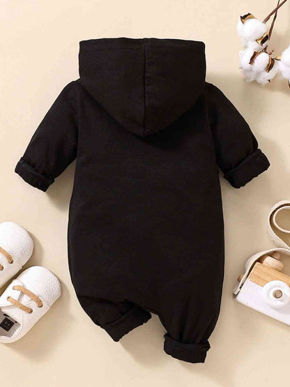 Baby-Jumpsuit mit Kapuze von LITTLE BOSS und Grafik