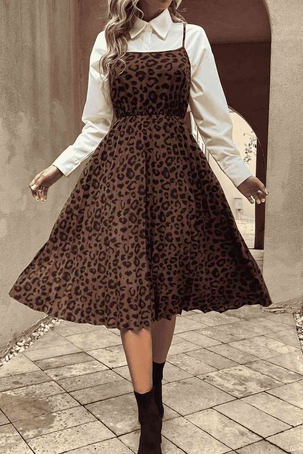 Vestido midi con tirantes finos y cuello recto con estampado de leopardo