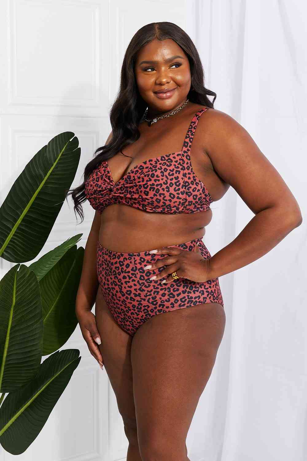 Bikini de talle alto con giro de Marina West Swim Take A Dip Twist en ocre