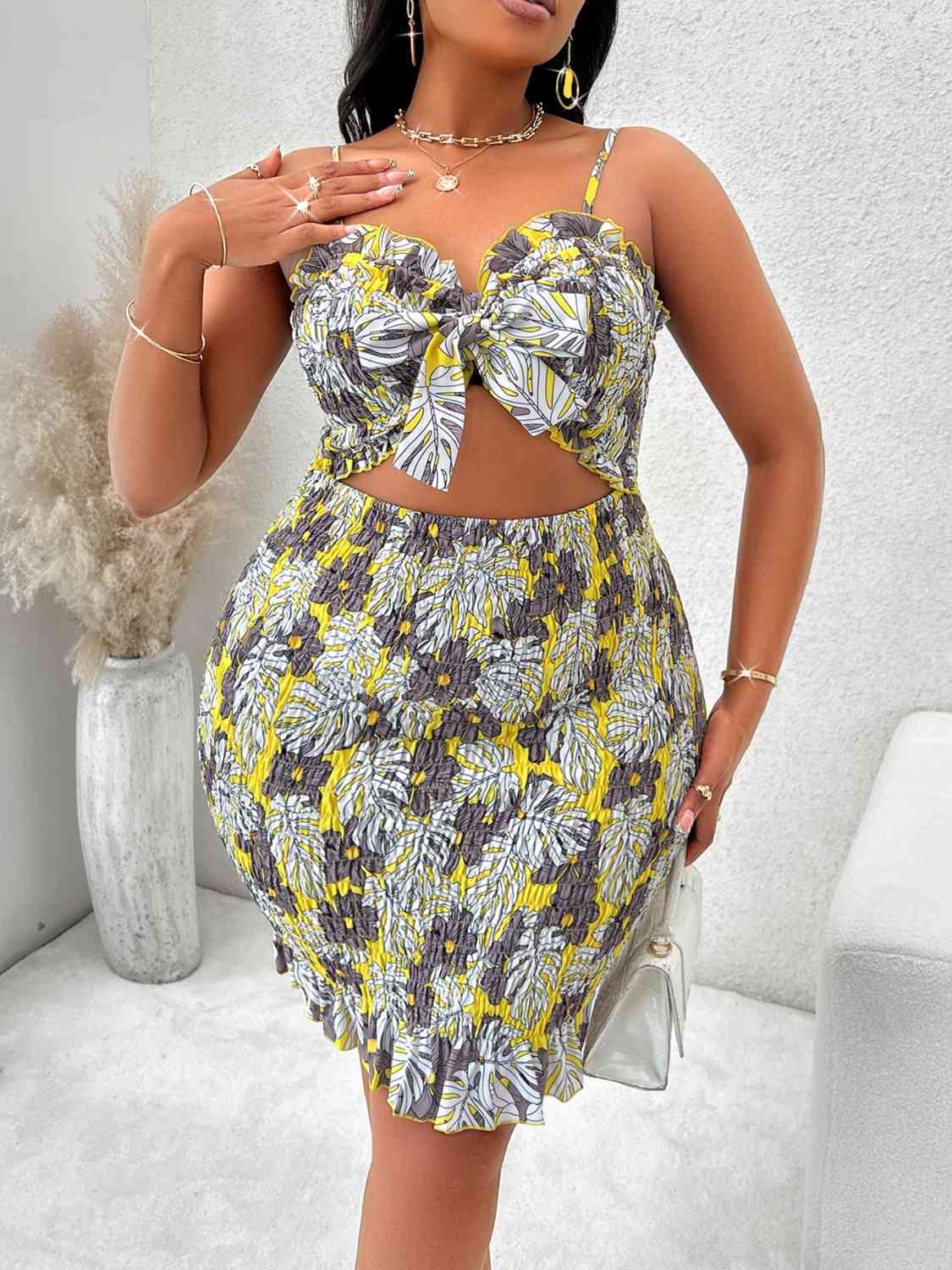 Plus-Size-Kleid mit Spaghettiträgern, Ausschnitt und Rüschensaum