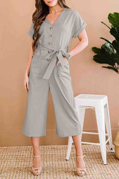 Kurzer Jumpsuit mit Knopfleiste vorne, Gürtel und Taschen