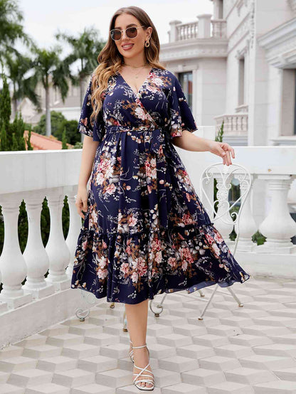 Plus-Size-Midikleid mit Blumenmuster und Surplice-Ausschnitt