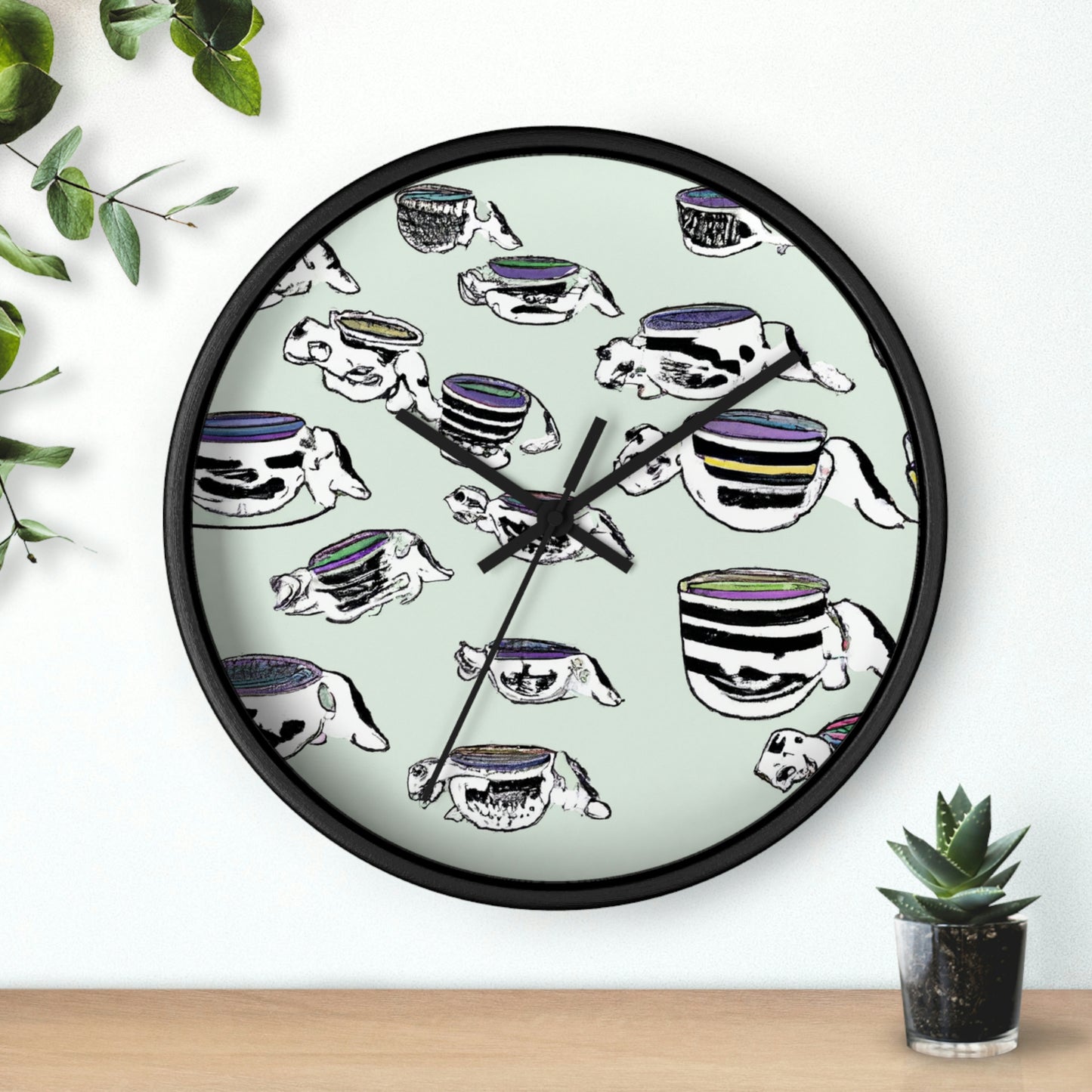 "Un desfile de la fiesta del té ronroneantemente precioso" - El reloj de pared alienígena