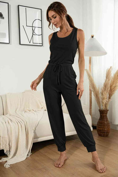 Jogger-Jumpsuit mit Rundhalsausschnitt und Kordelzug an der Taille