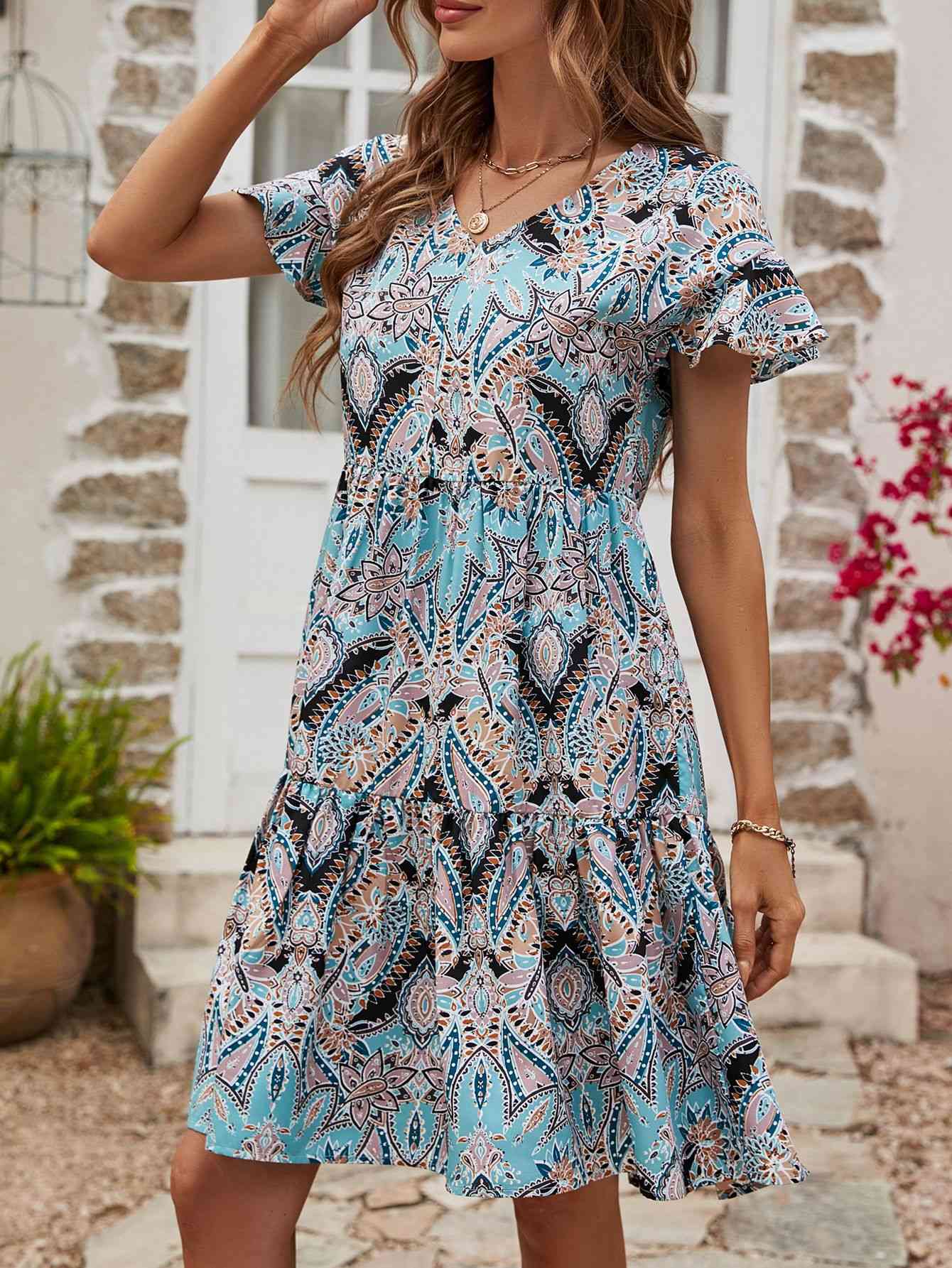 Vestido estampado a capas con cuello en V