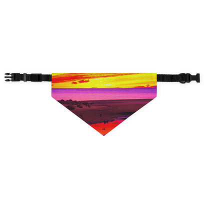 "Vergessener Trost: Die Pracht eines lebendigen Sonnenuntergangs an einem verlassenen Strand" - Das Alien Pet Bandana Halsband