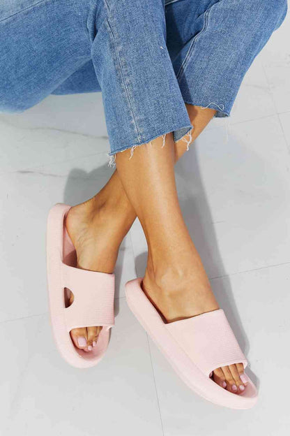 Chanclas con puntera abierta en rosa Arms Around Me de MMShoes