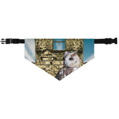 "Un centinela entre ruinas: la percha de un búho sin remover" - The Alien Pet Bandana Collar