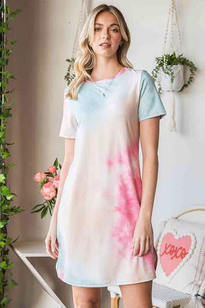 Kurzarm-Schlitzkleid mit Batikmuster und Rundhalsausschnitt