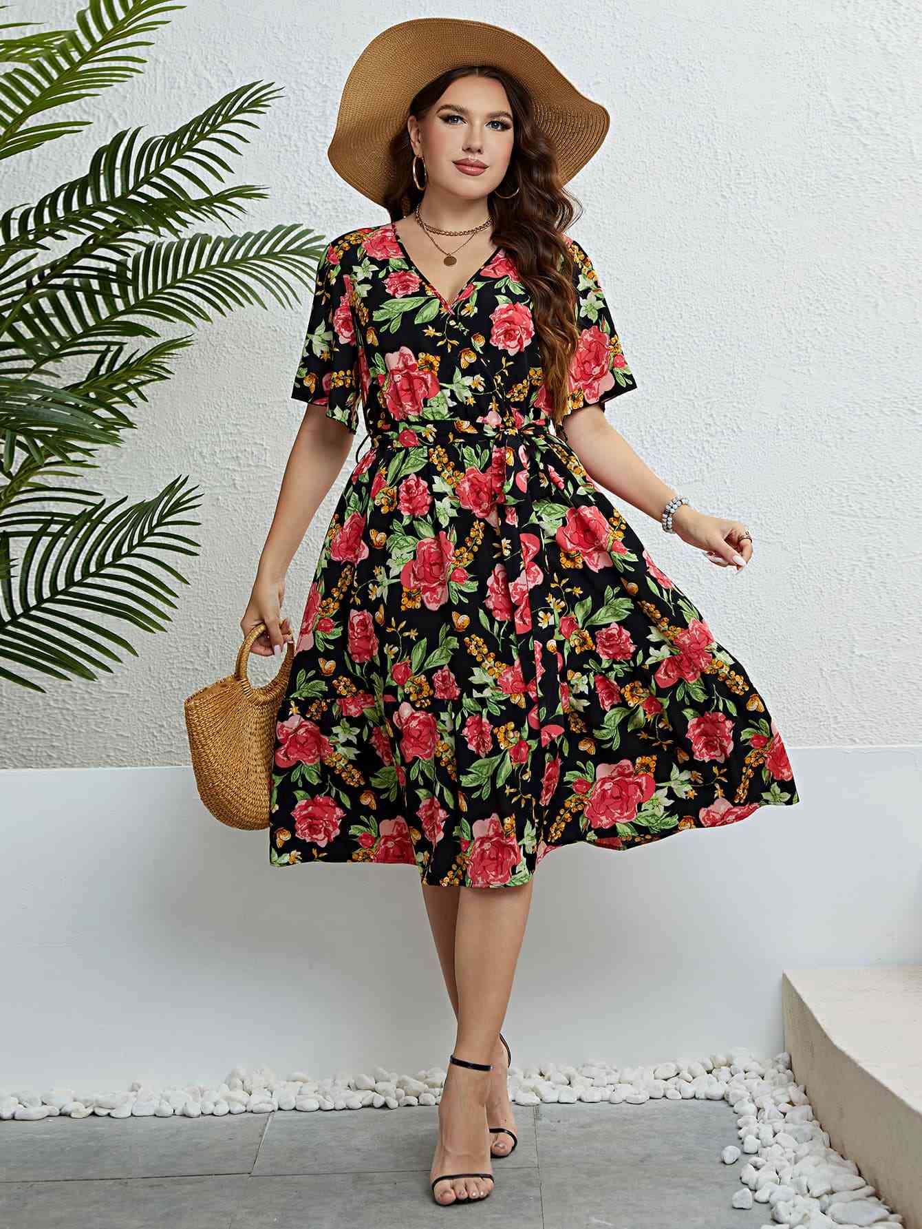 Plus Size-Kleid mit Blumenmuster und Bindegürtel