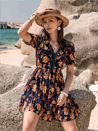 Vestido floral con cuello en V y mangas con volantes