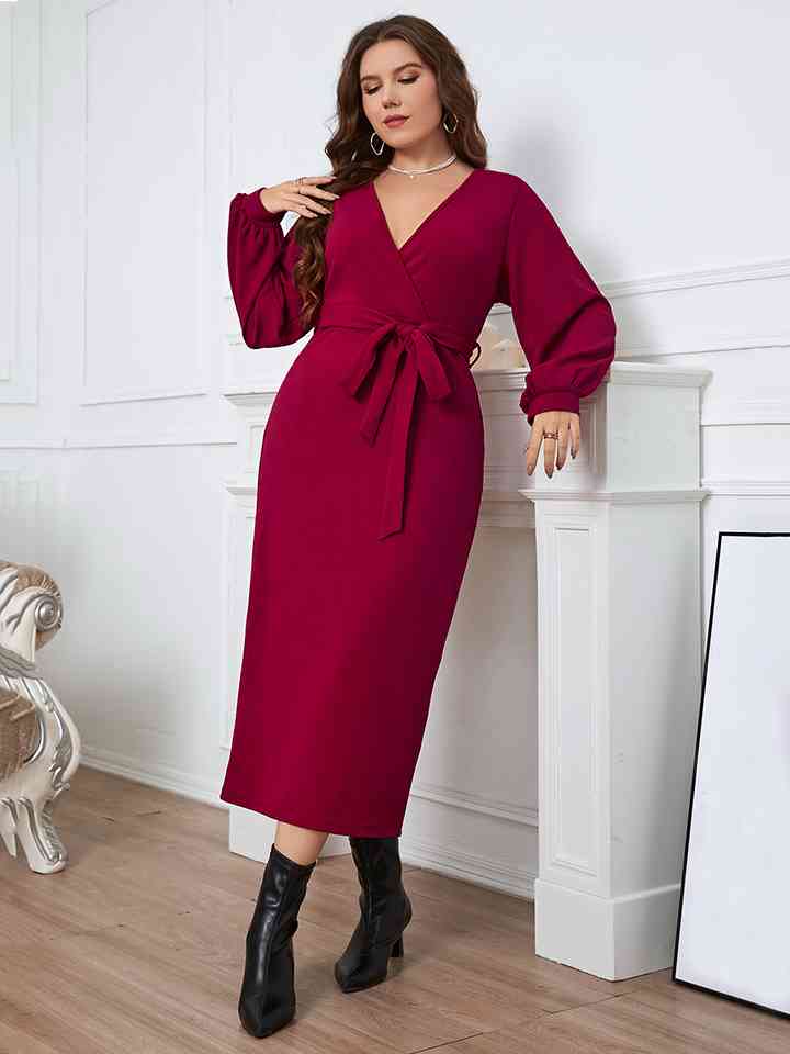 Plus-Size-Kleid mit Schalkragen und Taillenband