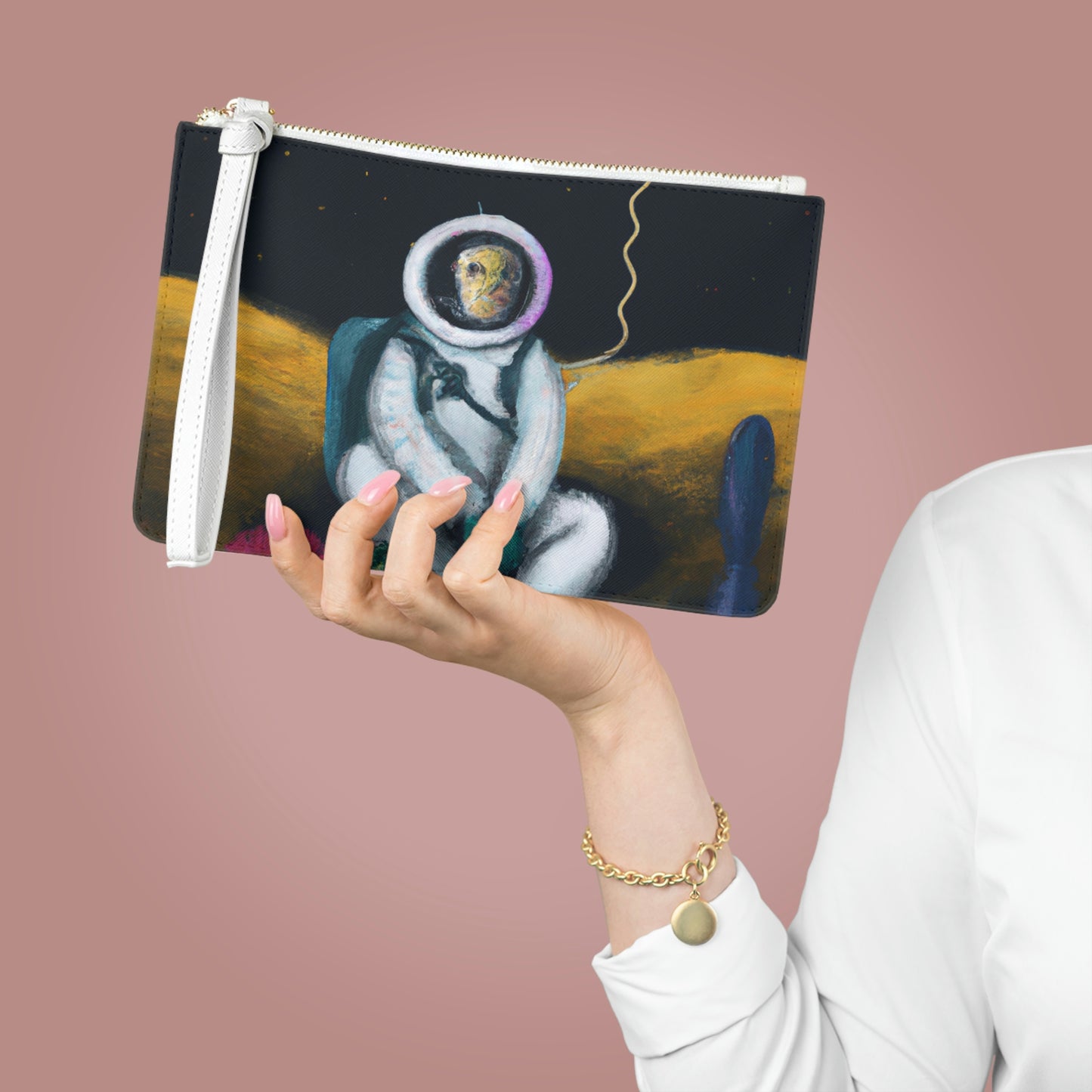 "Solo en la oscuridad: la supervivencia de un astronauta solitario" - The Alien Clutch Bag