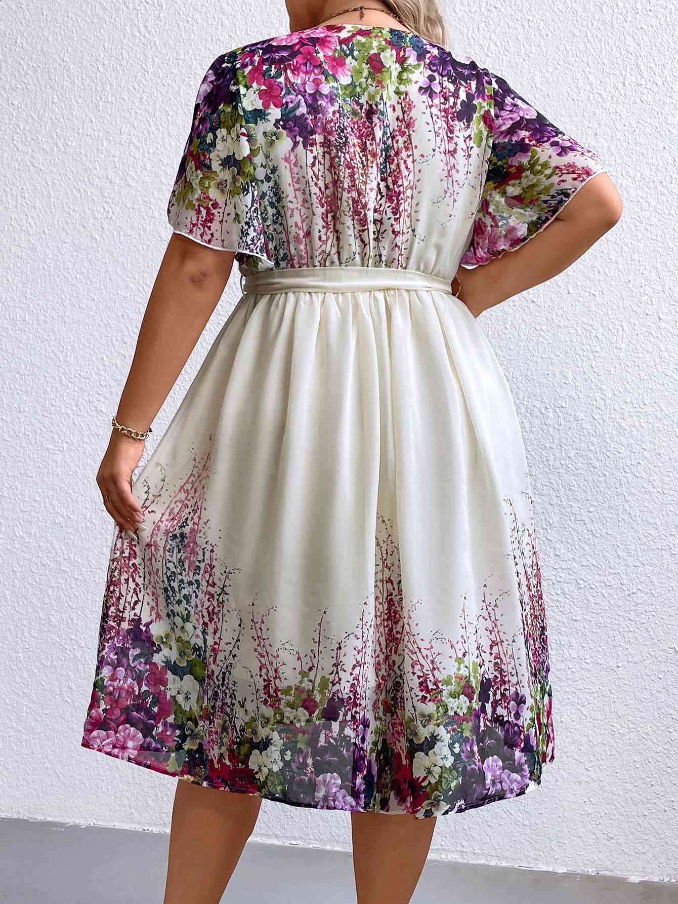 Plus-Size-Kleid mit Blumenmuster, Taillenschnürung und Surplice-Ausschnitt