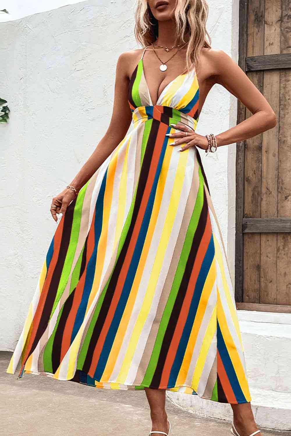 Vestido sin espalda cruzado a rayas multicolores