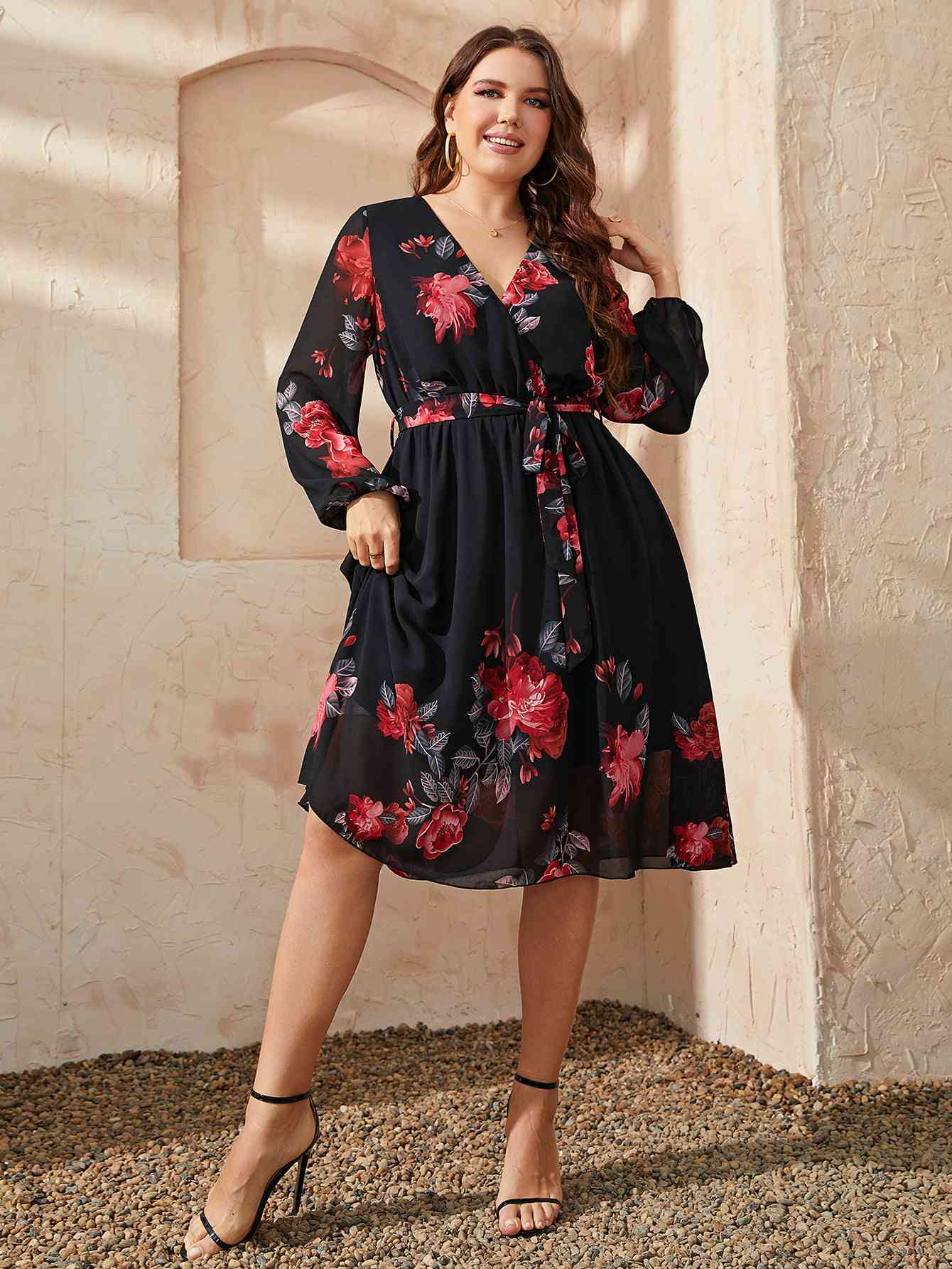 Plus-Size-Kleid mit floralem Chorhemd und Taillenschnürung