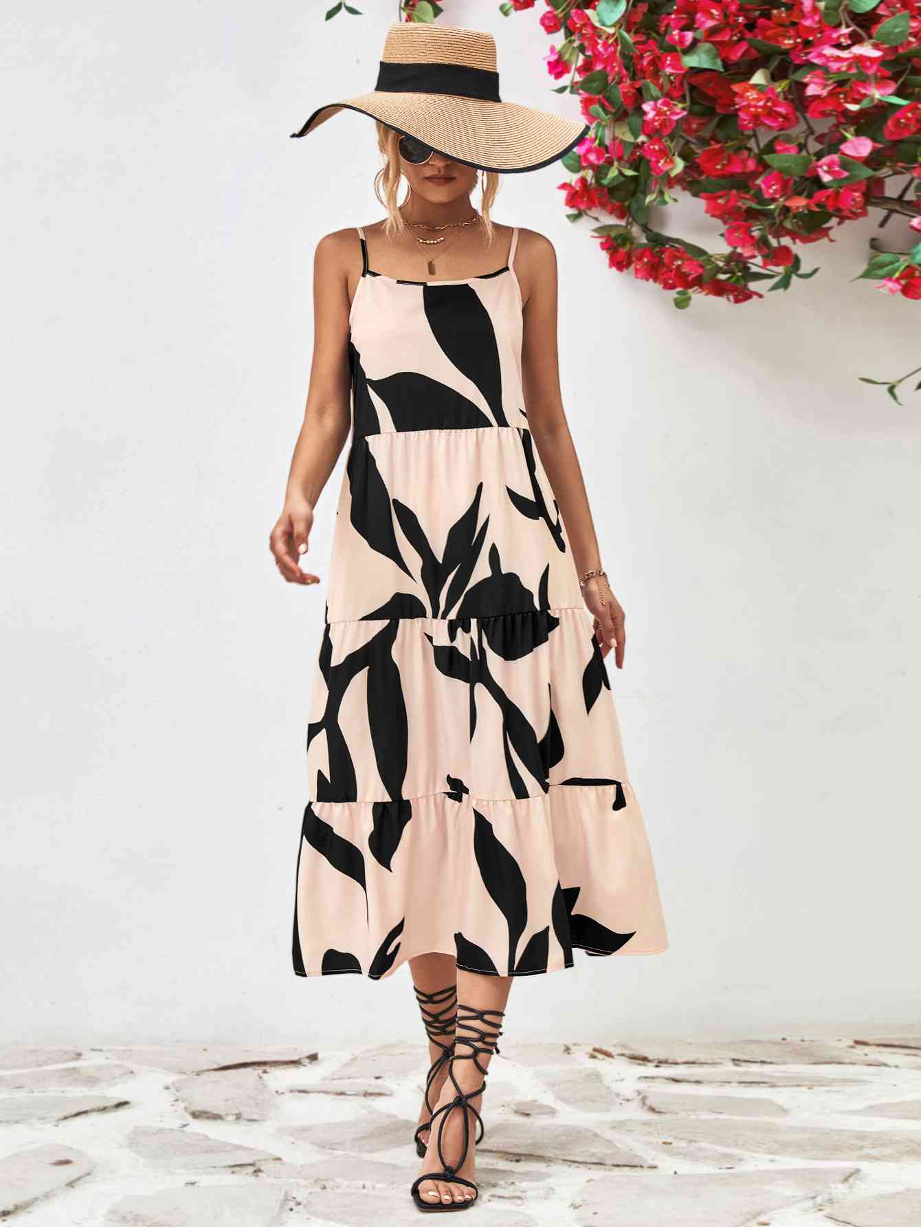 Vestido midi escalonado con tirantes finos estampado