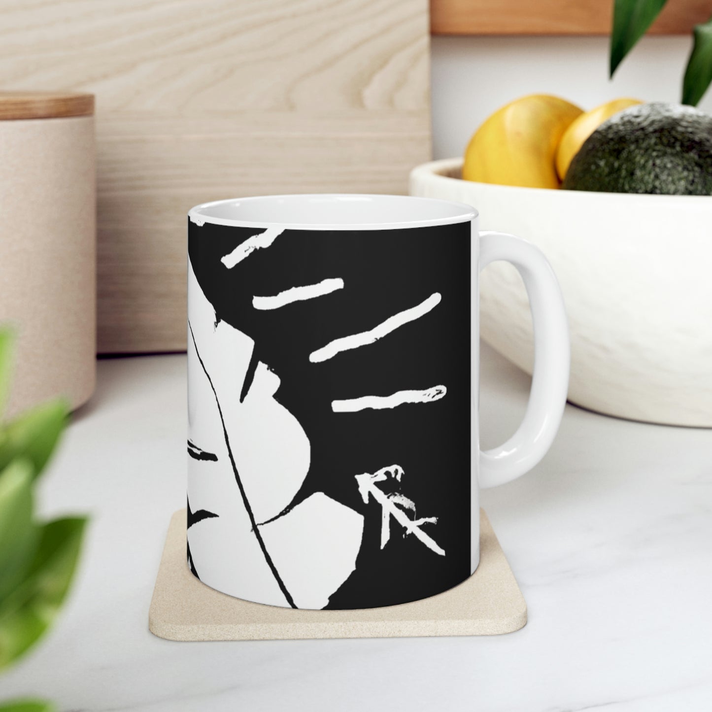 Lost in the Shadows: The White Feather's Journey - The Alien Taza de cerámica 11 oz