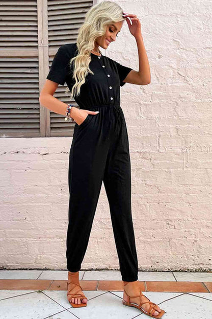 Kurzärmliger Jogger-Jumpsuit mit Knopfleiste vorne