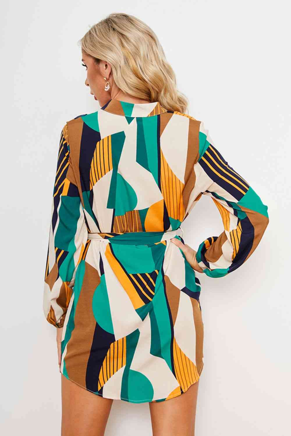 Kleid mit geometrischem Print, Gürtel und abgerundetem Saum