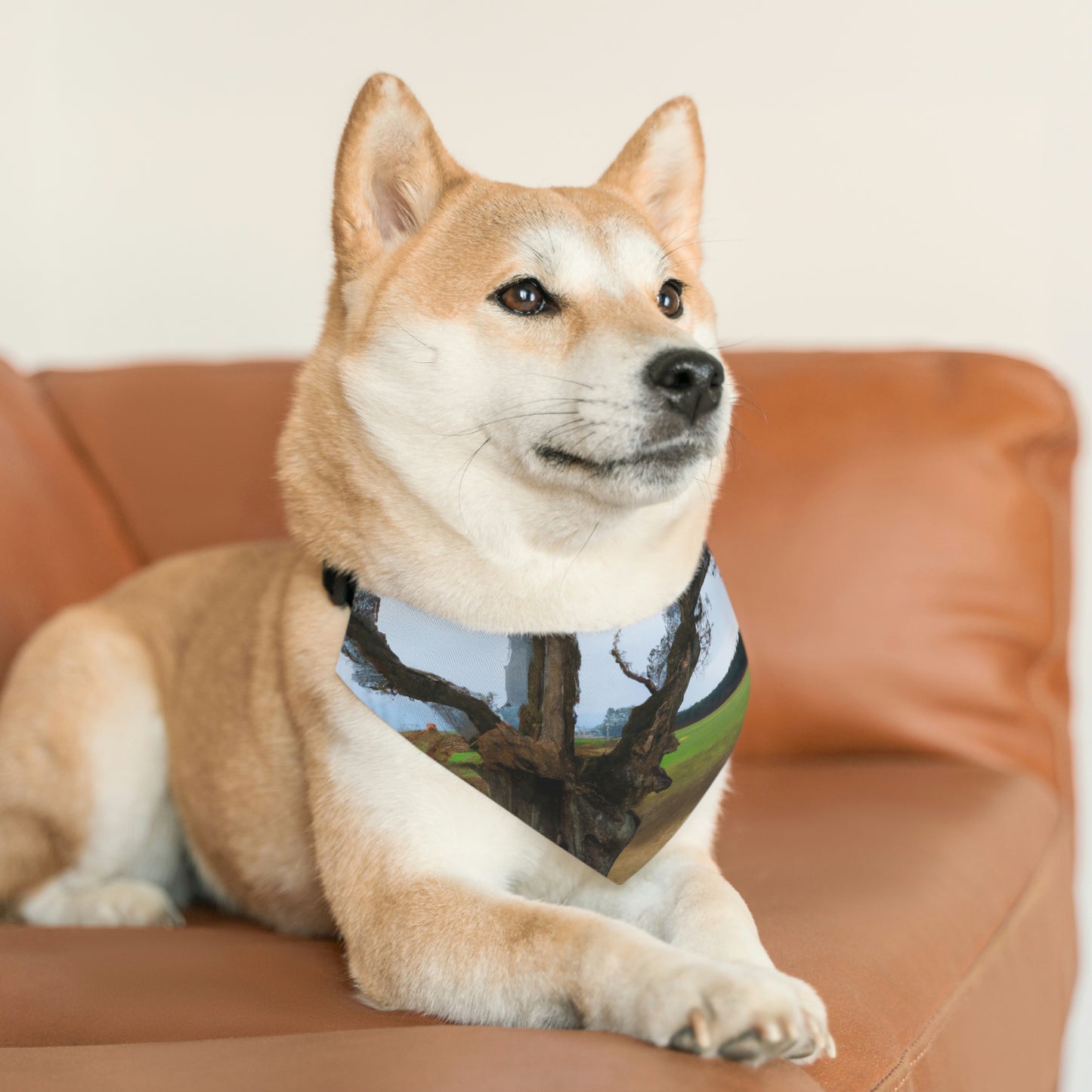 "Una sombra en el prado: El último árbol en pie" - El collar de bandana para mascota alienígena