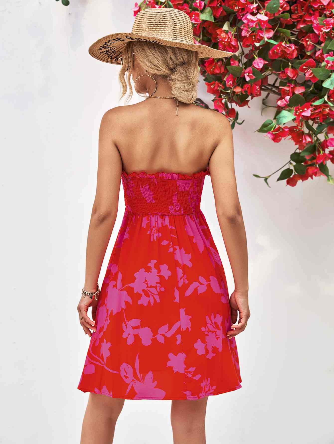 Vestido fruncido sin tirantes con ribete de volantes florales