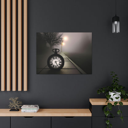 "El reloj solitario en Foggy Lane" - The Alien Canva