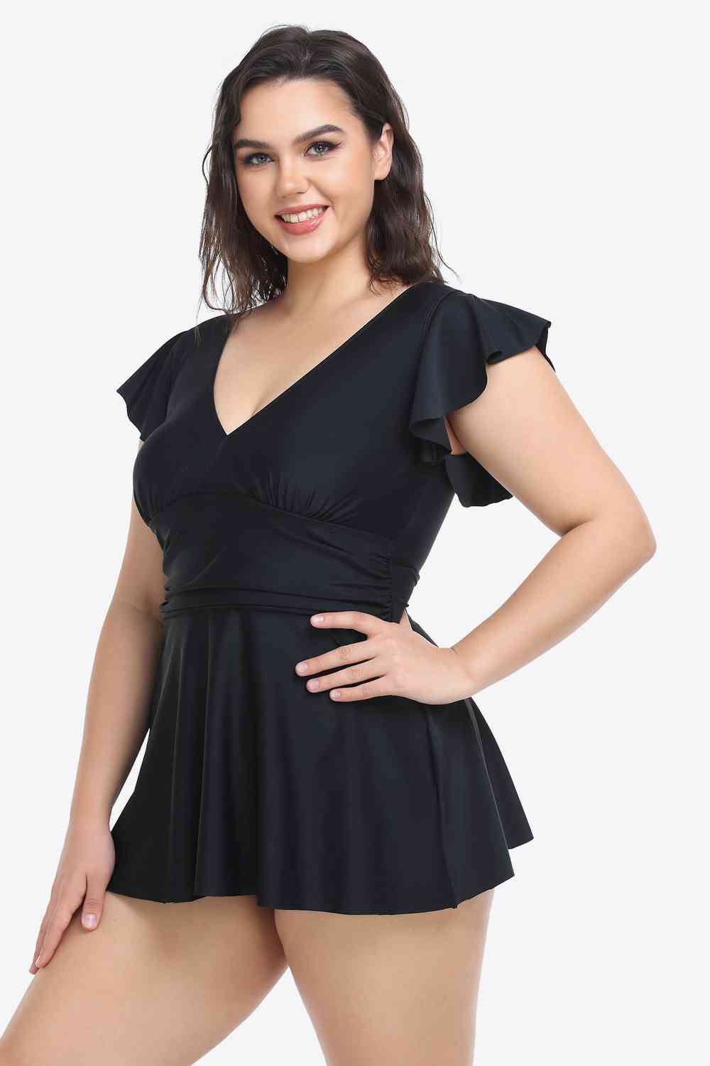 Plus-Size-Set aus gerüschtem Badekleid und Badehose mit tiefem Ausschnitt