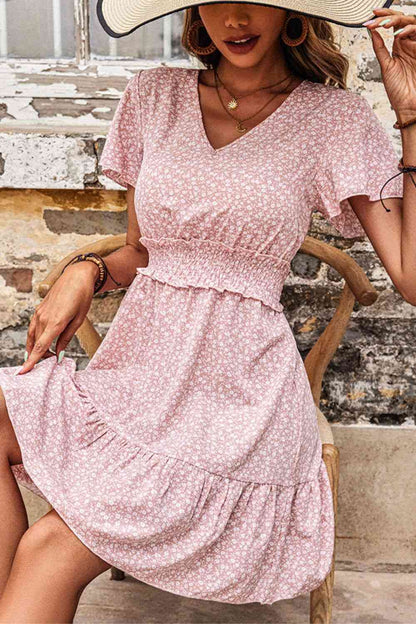 Vestido a capas con cuello en V y estampado fruncido