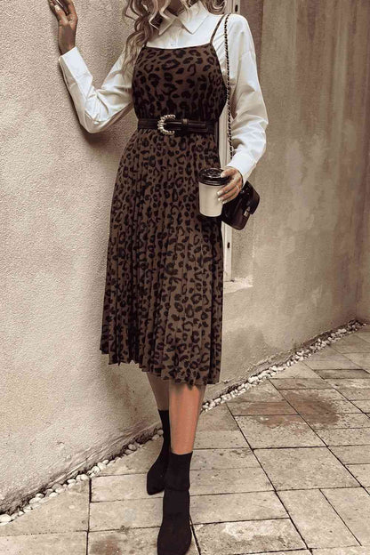 Vestido midi con tirantes finos y cuello recto con estampado de leopardo