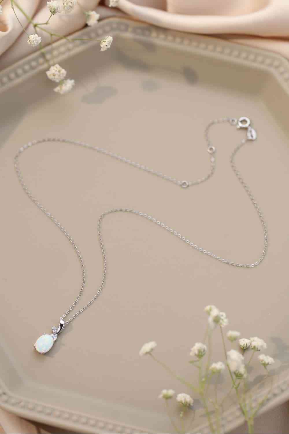 Halskette mit ovalem Opal-Anhänger