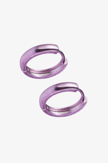 Pendientes Huggie minimalistas en lavanda