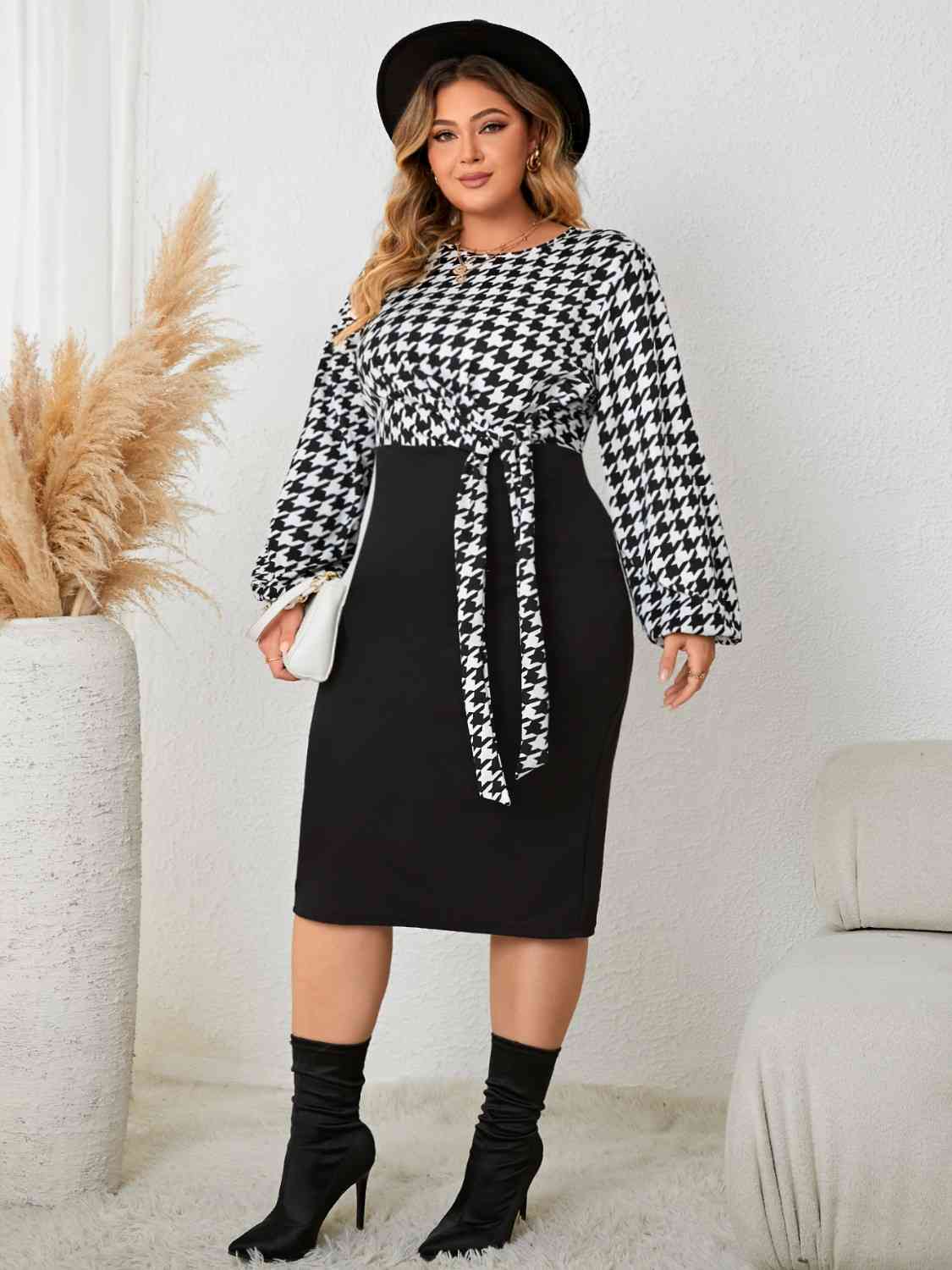 Plus-Size-Kleid mit Hahnentrittmuster und langen Ärmeln