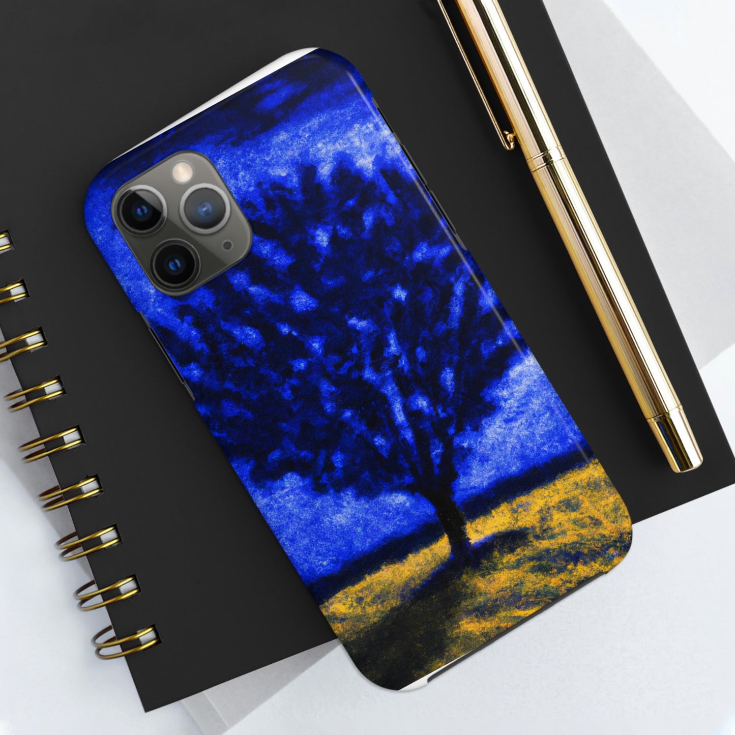 "Ein einsamer blauer Baum im Mondscheinfeld" - Die Alien Tough Phone Cases